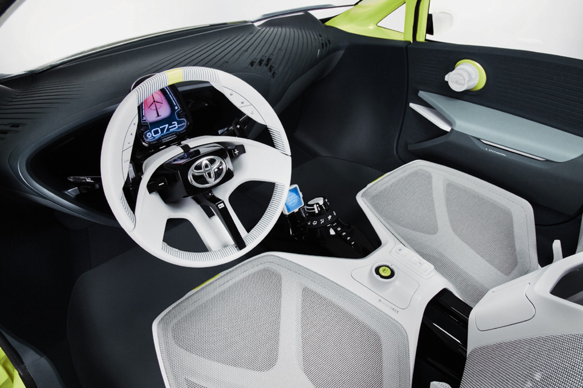 Toyota FT-CH - Zabawa z hybrydą