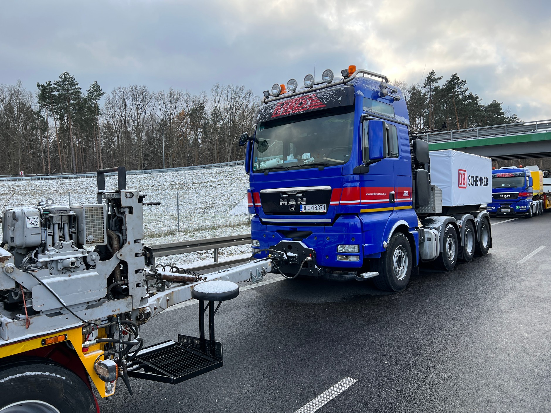 Transport gigantycznej maszyny czeka przed wjazdem do Warszawy na drodze ekspresowej S8 w pobliżu węzła Janki