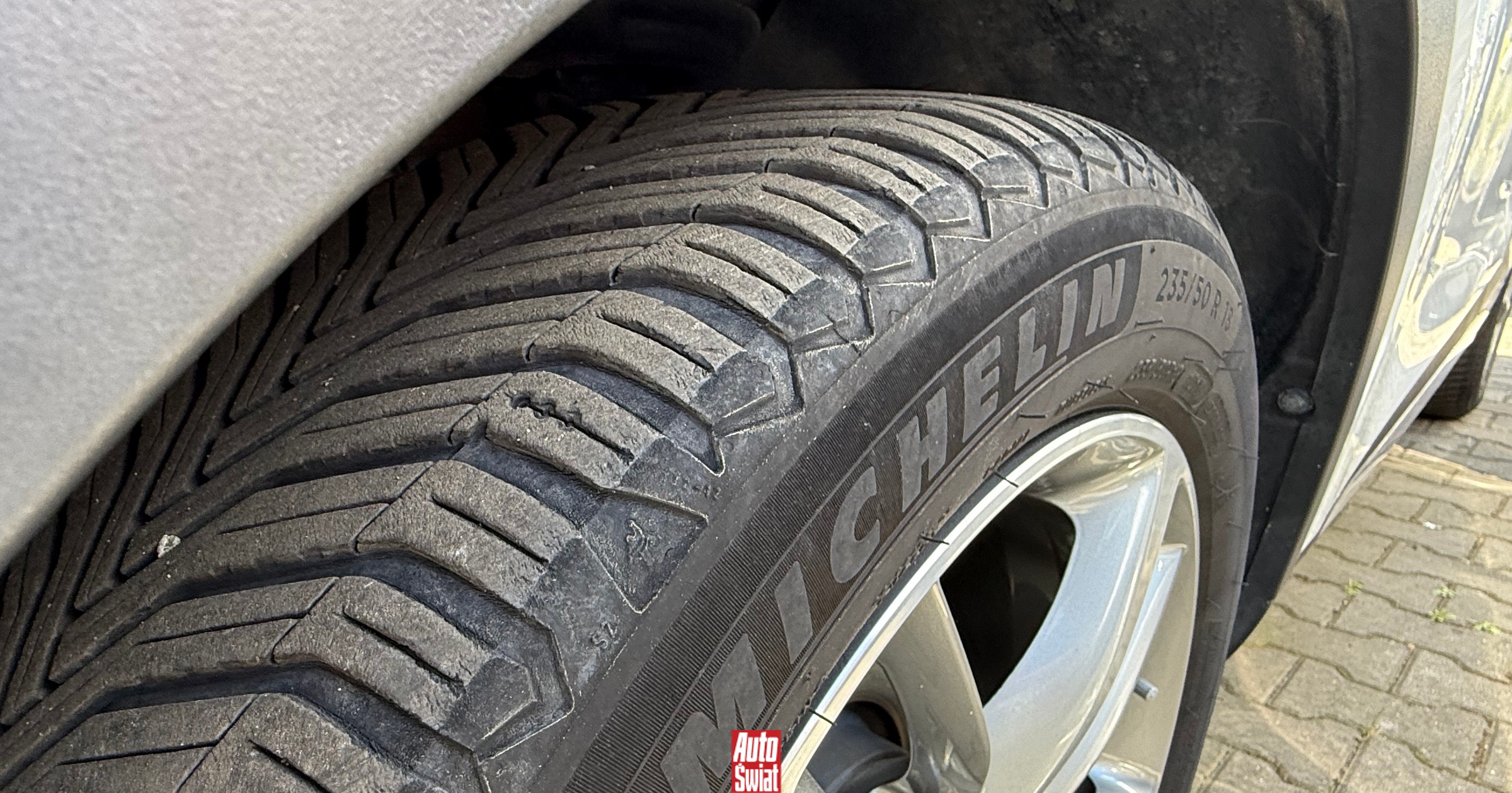 Obowiązkowe opony zimowe już od listopada. Na jakich zasadach i gdzie? Mamy listę