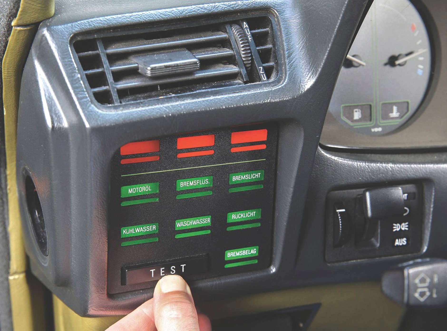 BMW 733i - lewy pas jest dla niego