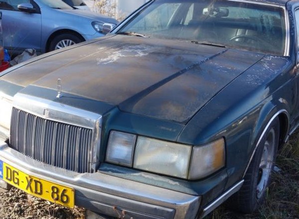 Lincoln, Maluch, Toyota i kilka innych. Auta porzucone we Wrocławiu szukają nowych właścicieli