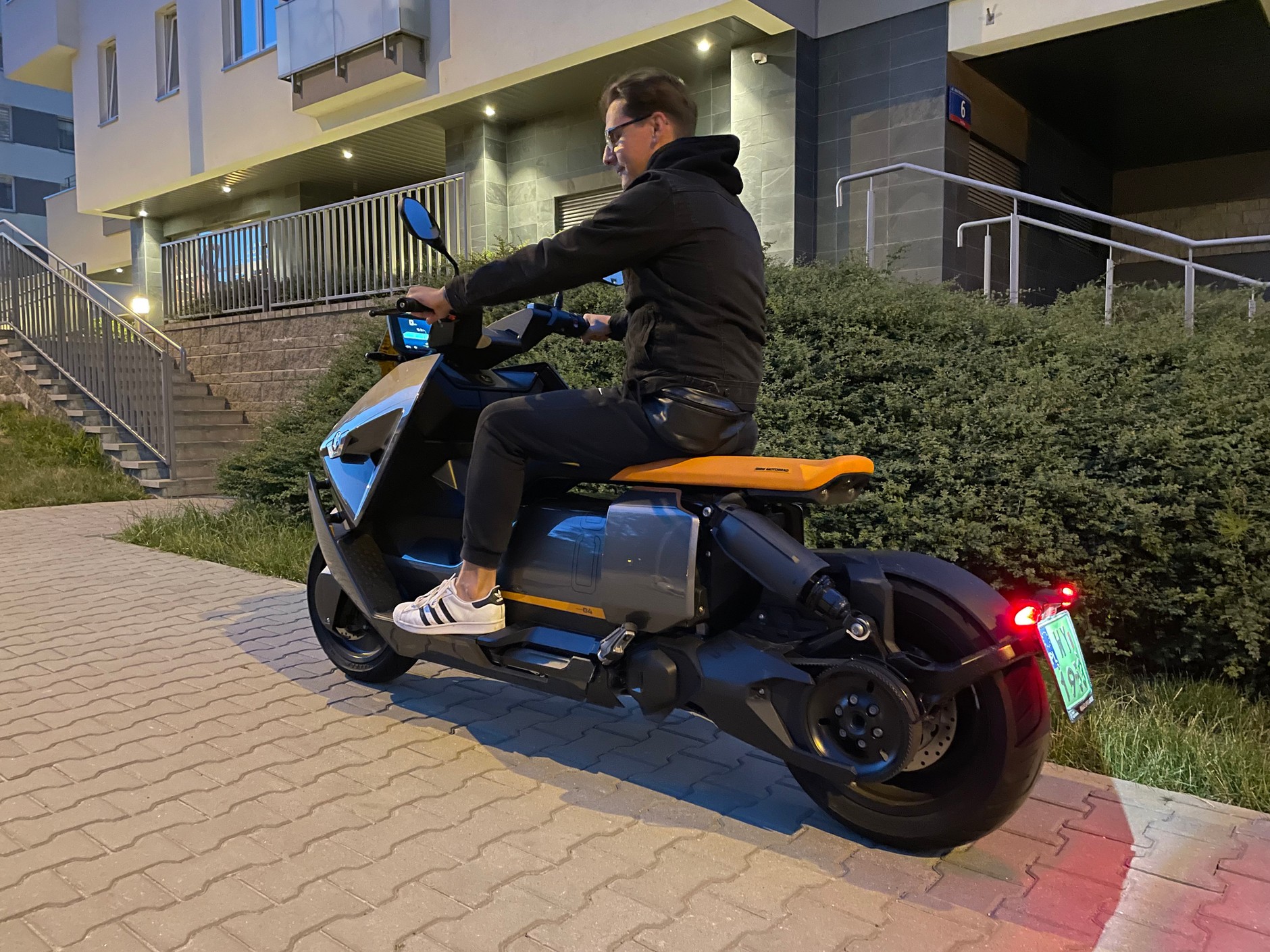 Elektryczny czy "normalny"? Sprawdziłem skutery BMW C 400 X i BMW CE 04