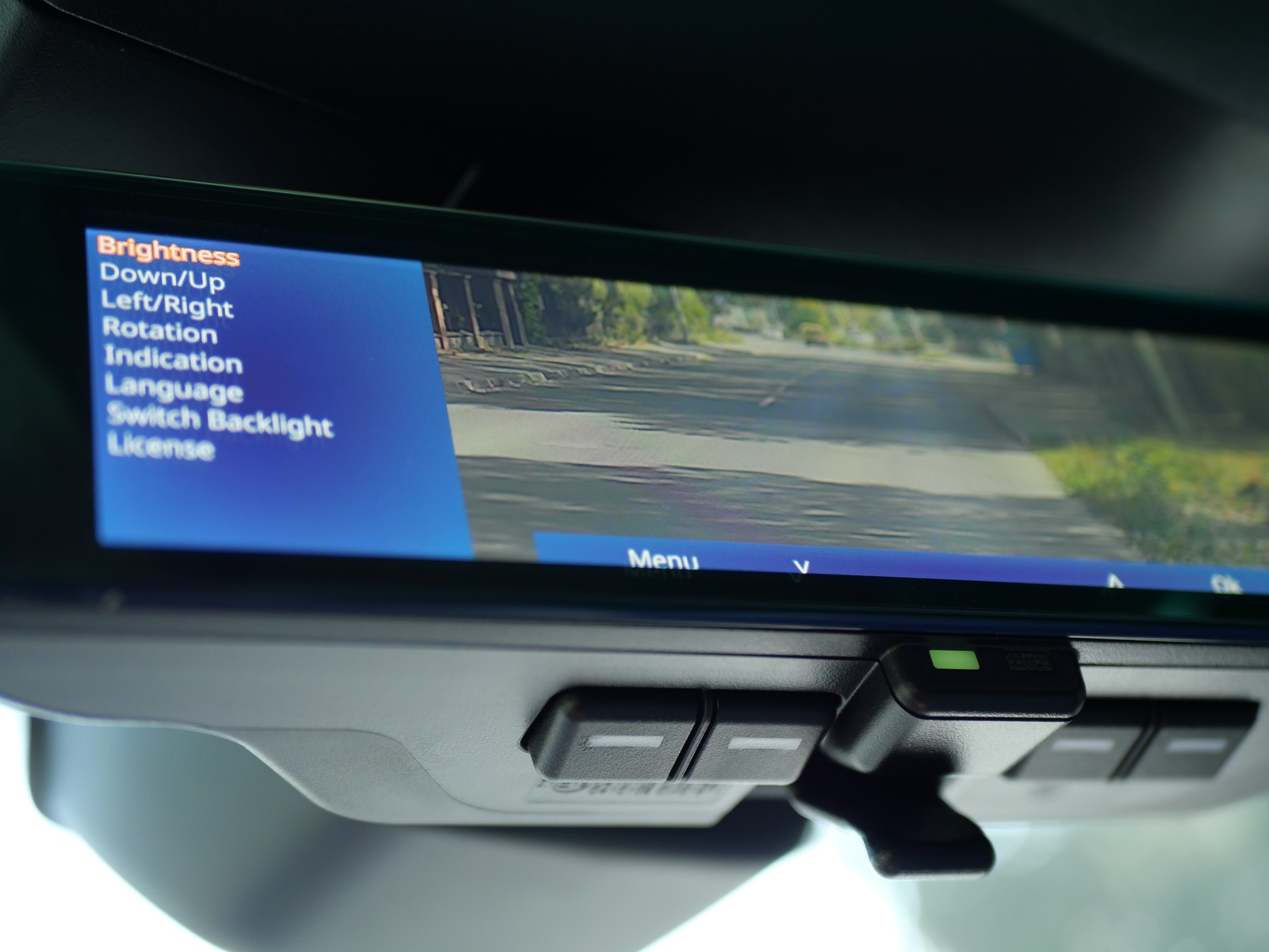 Cyfrowe lusterko wewnętrzne podlega regulacji – obraz można rozjaśniać, przyciemniać, obracać, itp.