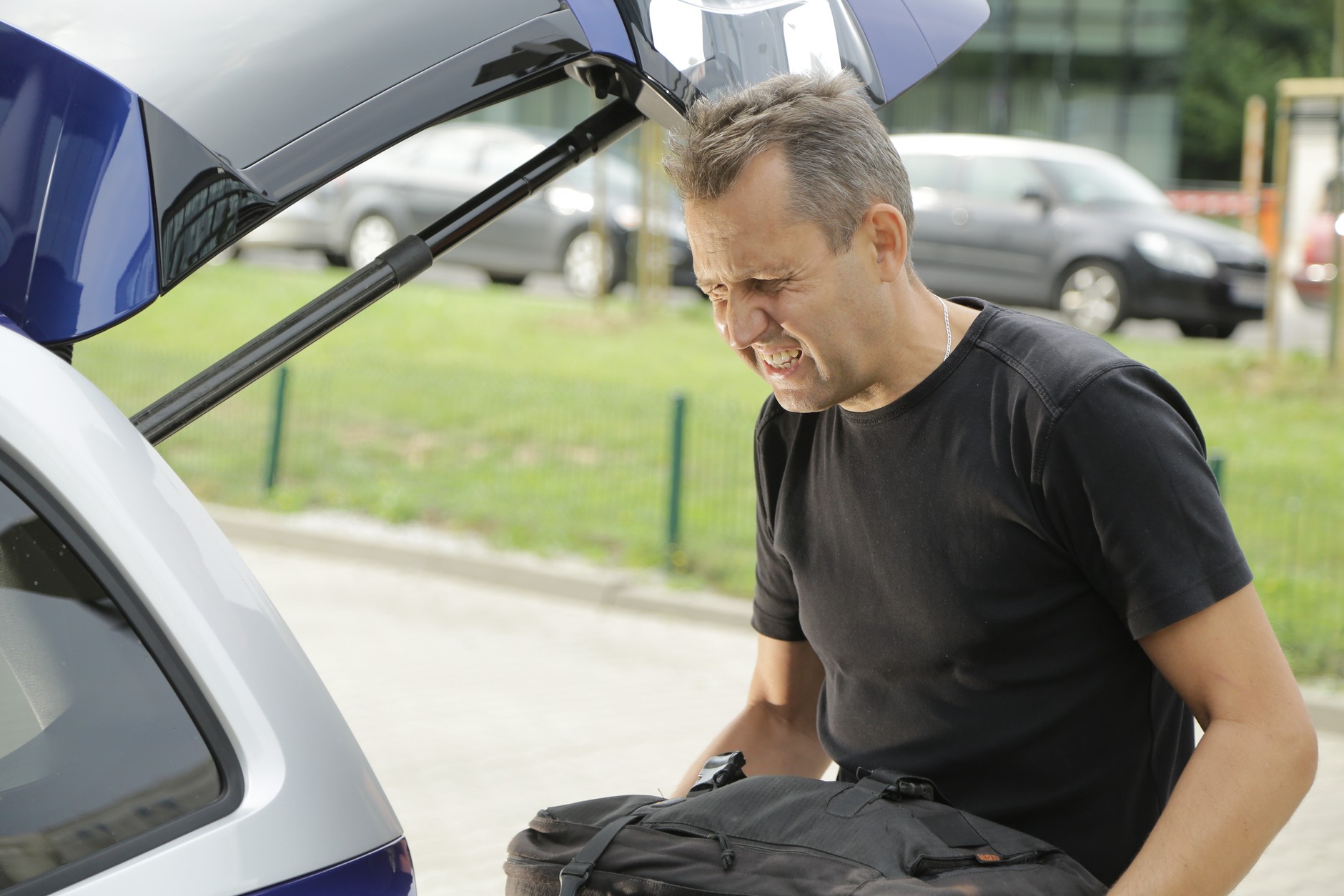 Bolesne zderzenie z ostrą krawędzią pokrywy kufra