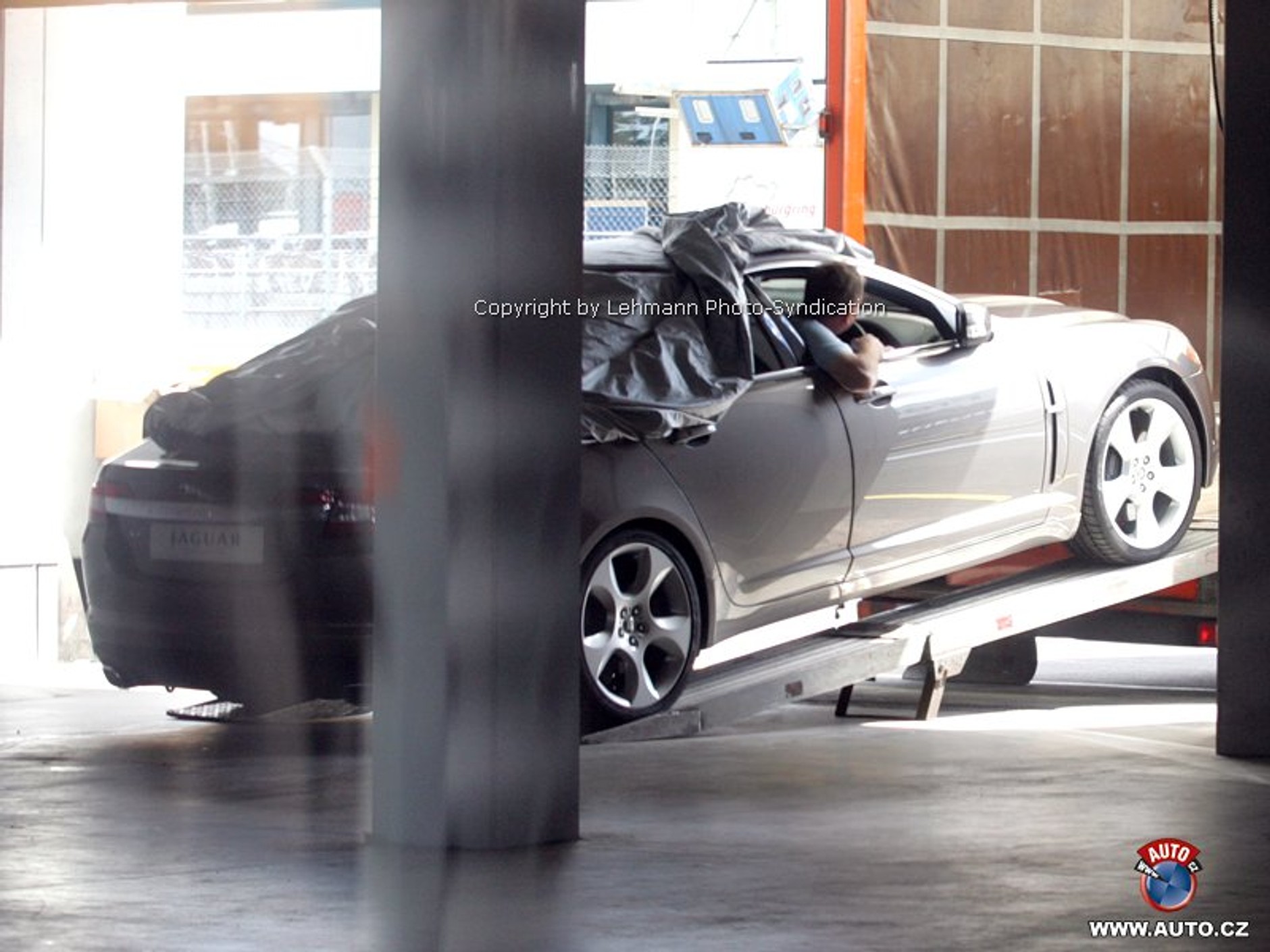 Zdjęcia szpiegowskie: Tył seryjnego Jaguara XF odkryty