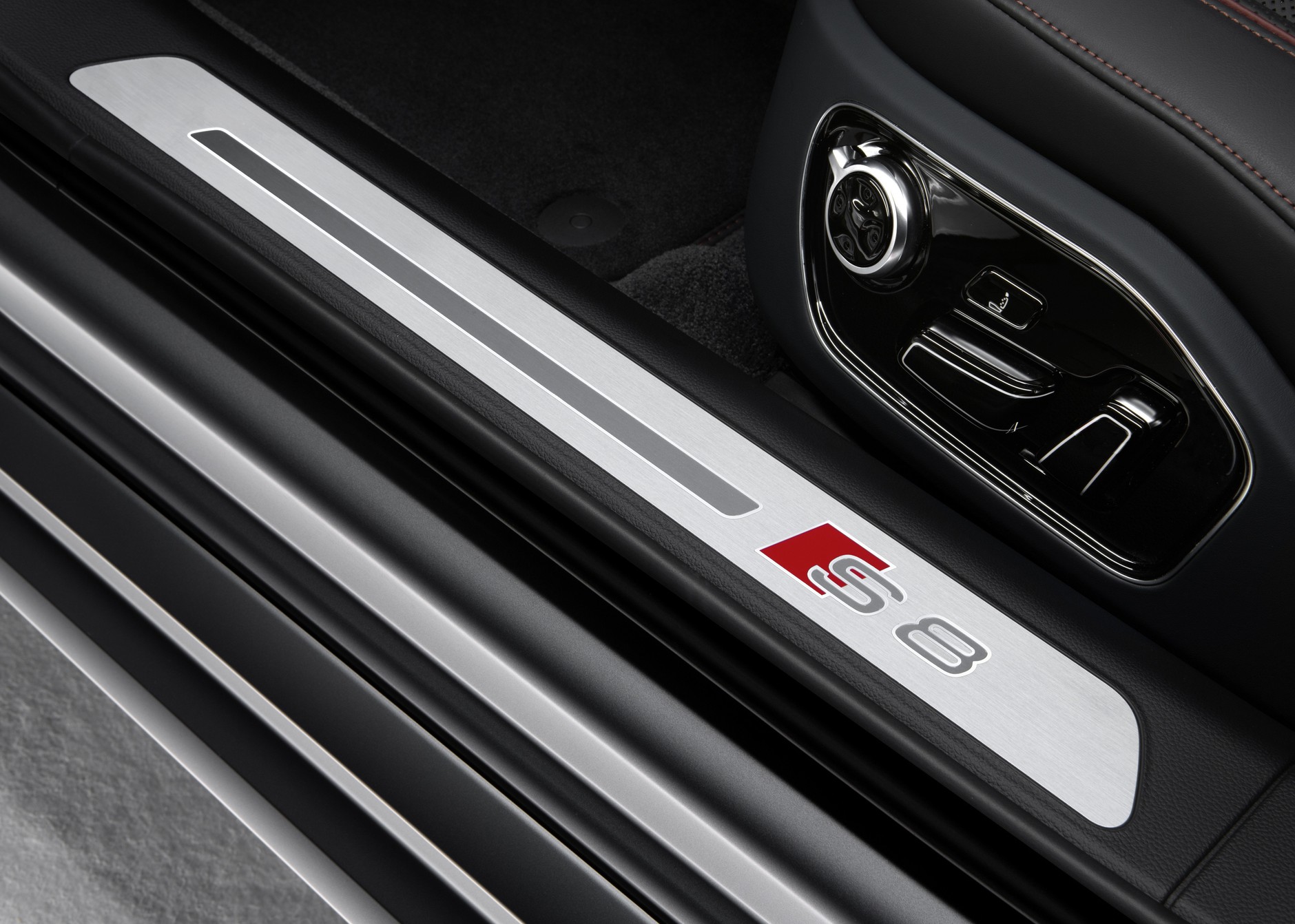 Audi S8 plus ma moc 605 KM i osiąga 305 km/h