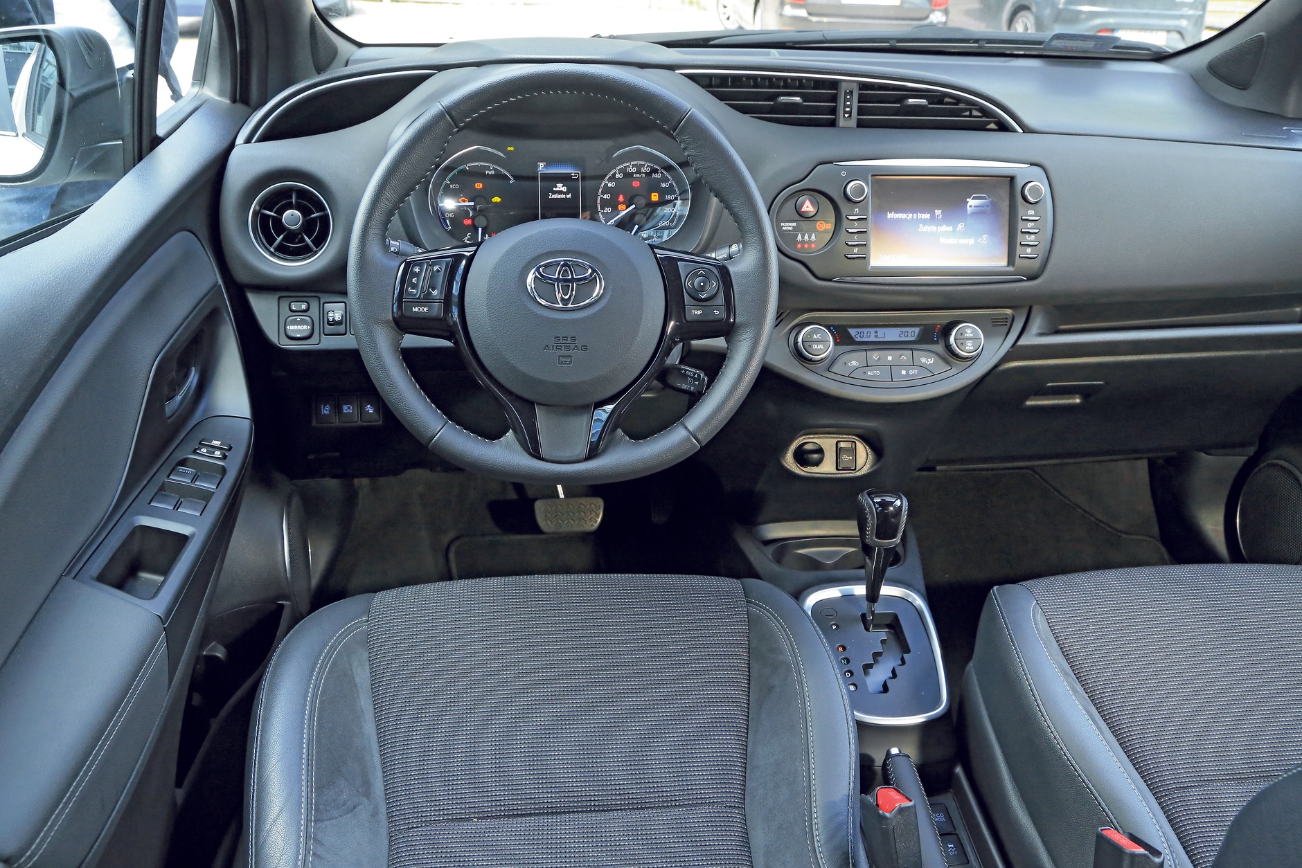 Wnętrze hybrydowego Yarisa wygląda na żywo gorzej niż na zdjęciach. Twarde, szare plastiki nie stwarzają wrażenia przytulności.