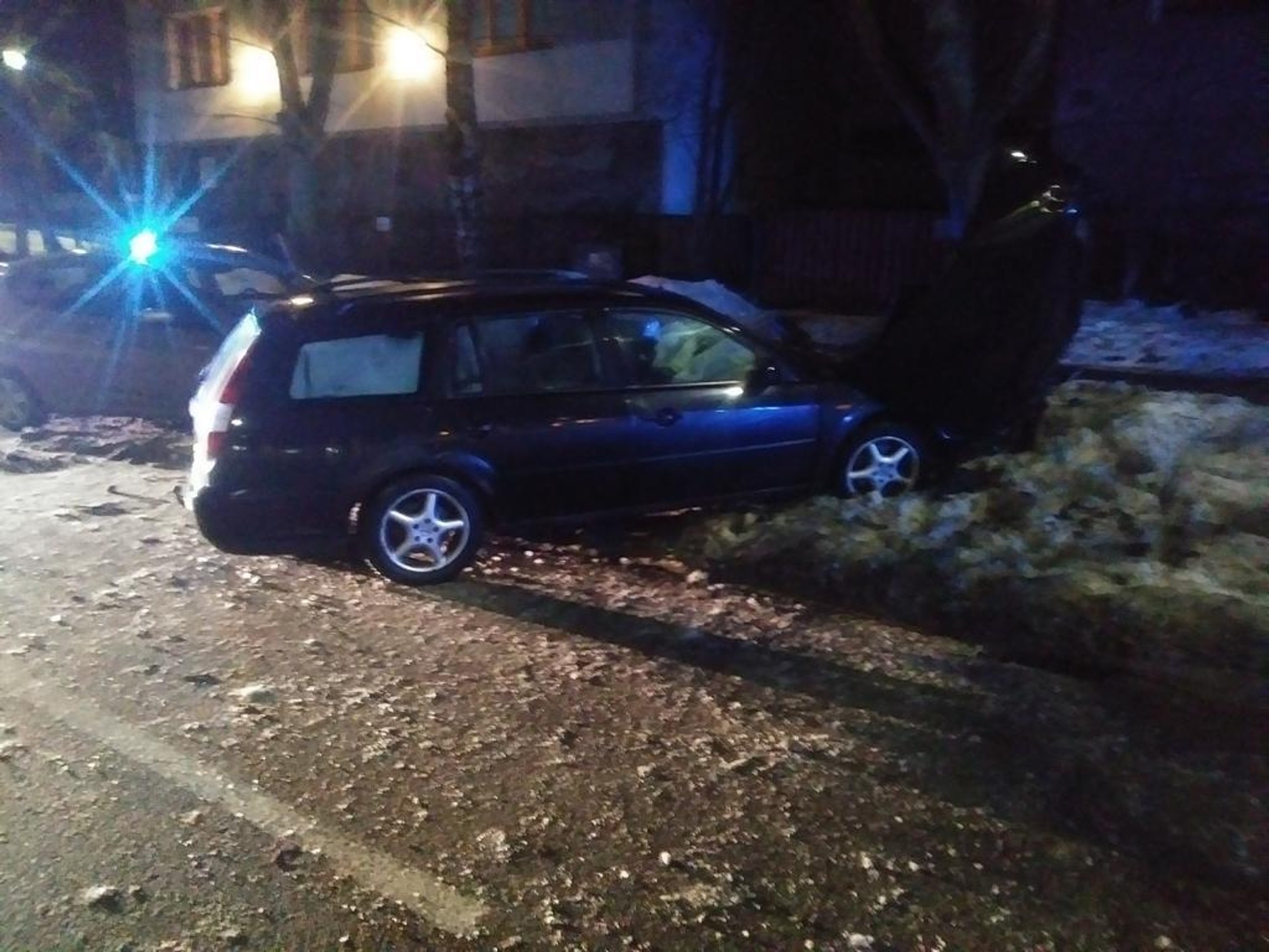 Policja zatrzymała kierowcę, który nie zatrzymał się do kontroli, staranował radiowóz i zbiegł z miejsca przestępstwa