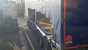 Rozcięli plandekę naczepy i ukradli towar. Kierowca policzył, że zniknęły 22 palety