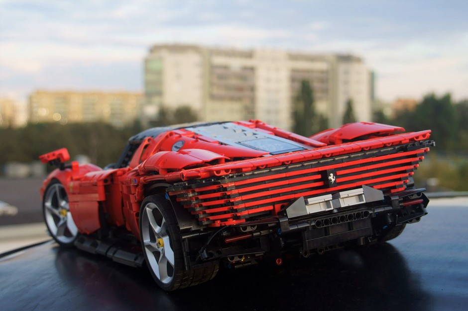 Ferrari Daytona SP3 w skali 1:8 z klocków LEGO