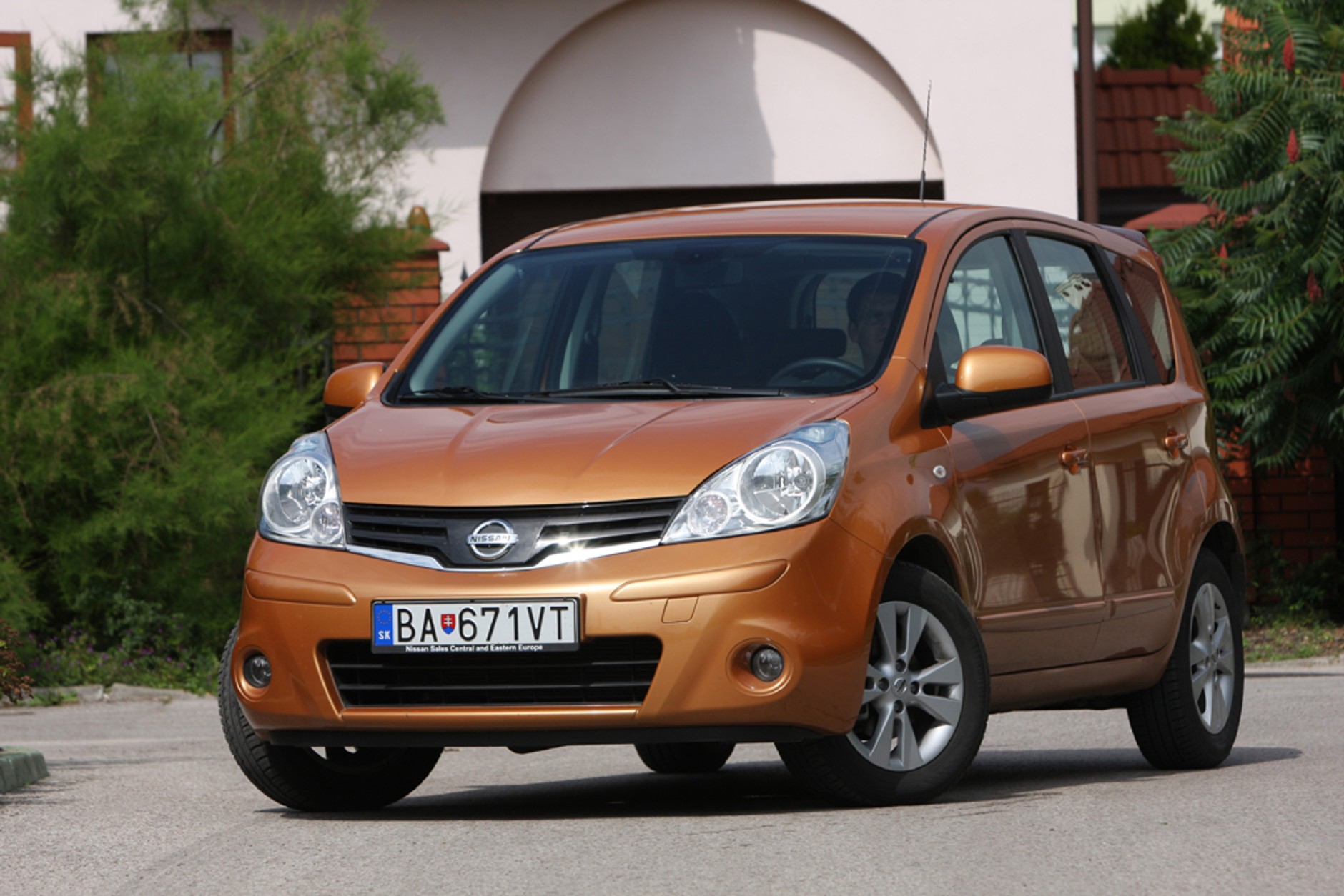 Nissan Note - Wąski, długi i wysoki