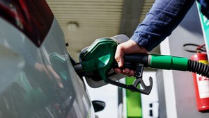 Mogą tankować taniej, a nawet o tym nie wiedzą. Wystarczą te karty