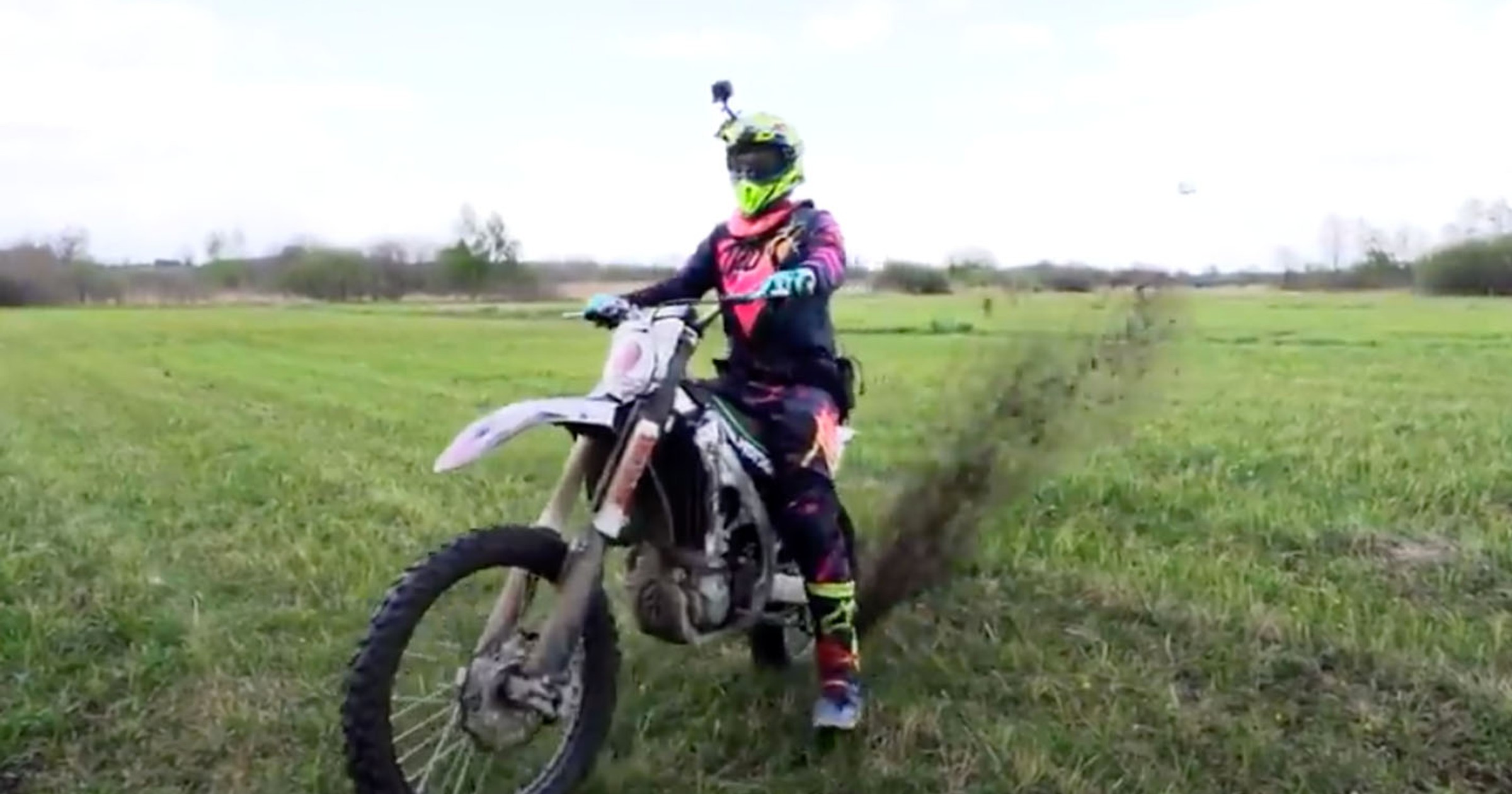 Motocyklista niszczy pole i chwali się tym w internecie!