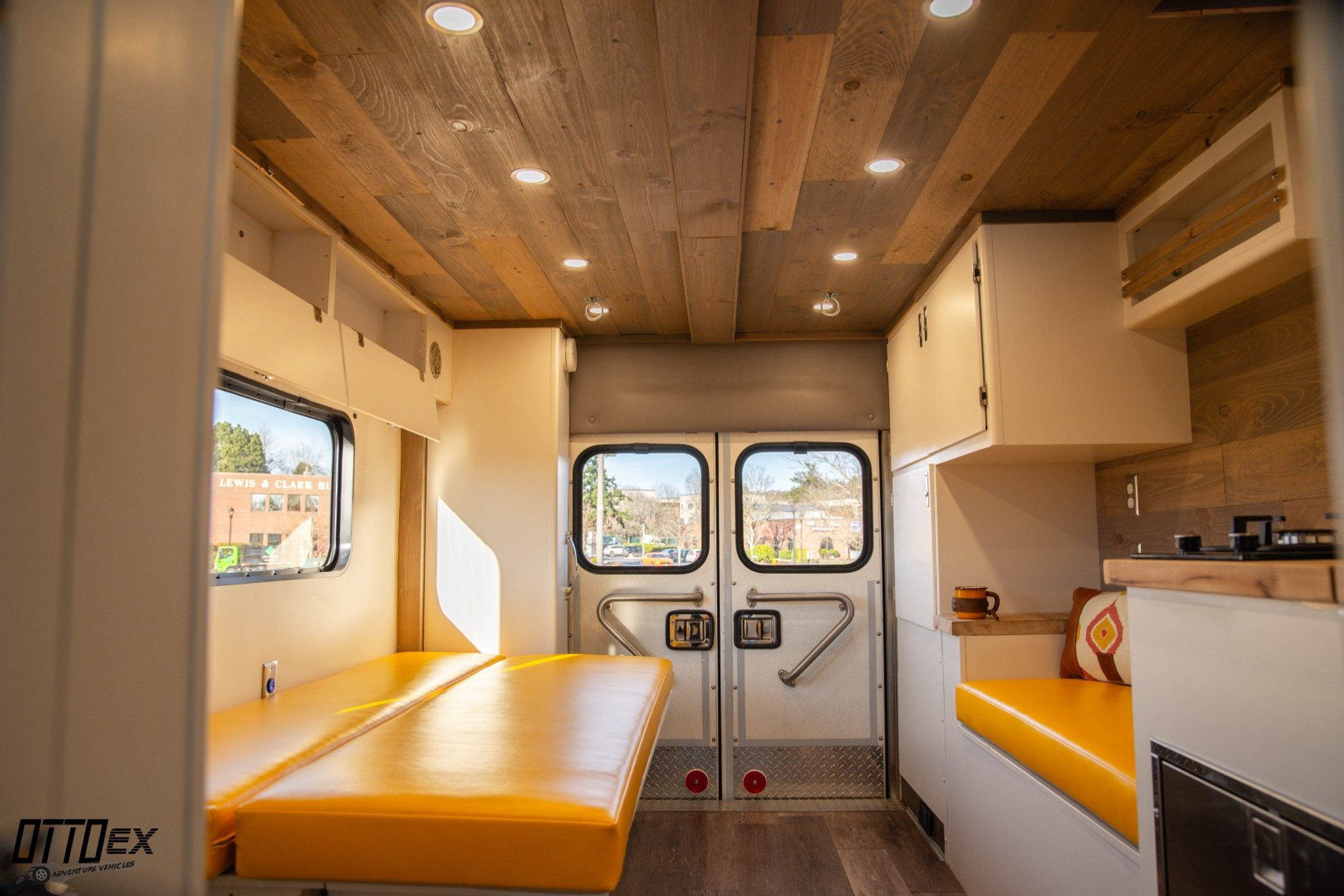 GMC 3500 4x4 – karetka jako kamper