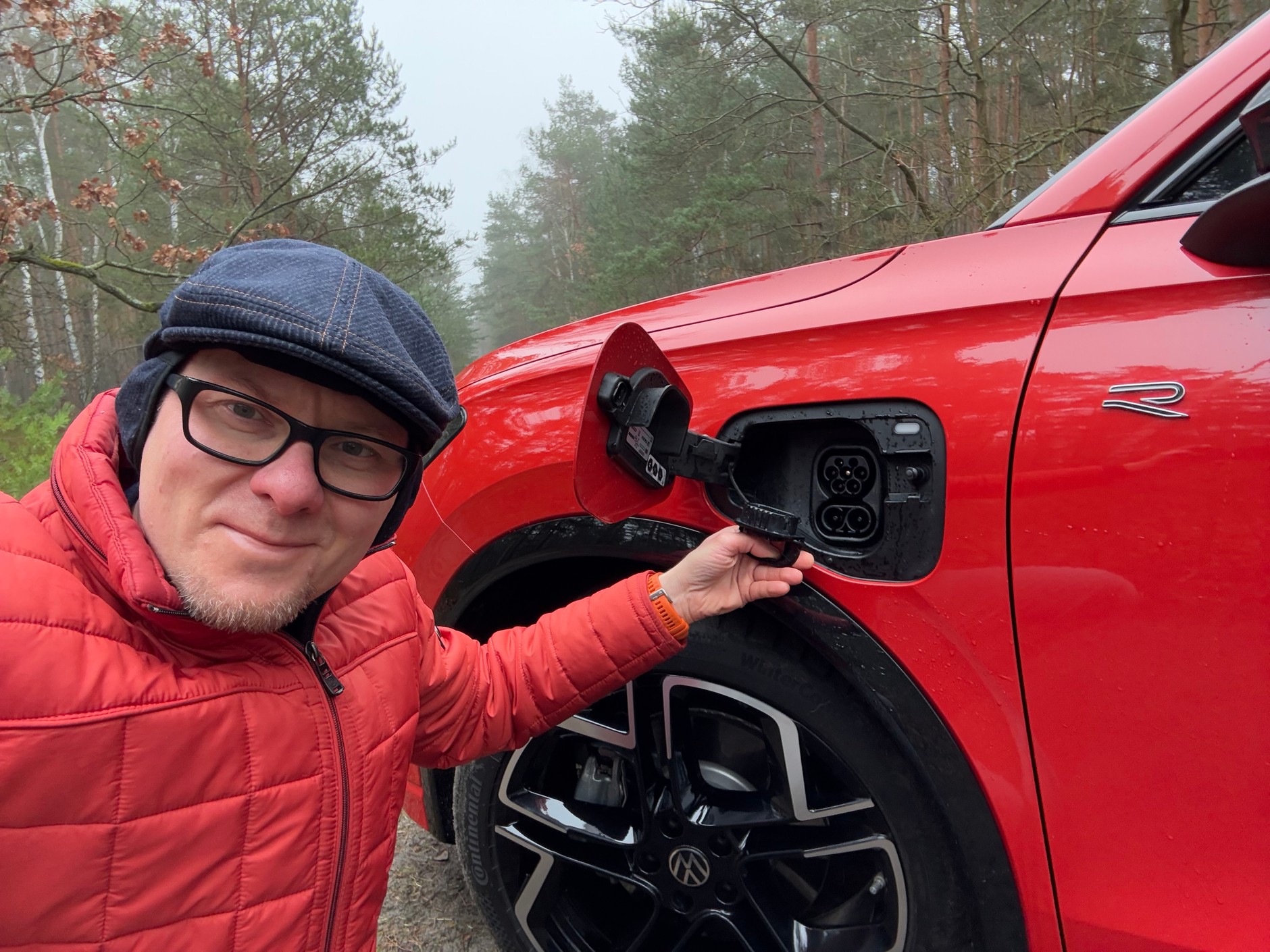 Volkswagen Tiguan eHybrid ma złącze do łądowania prądem stałym, czym wyróżnia się na tle wielu innych hybryd Plug-in