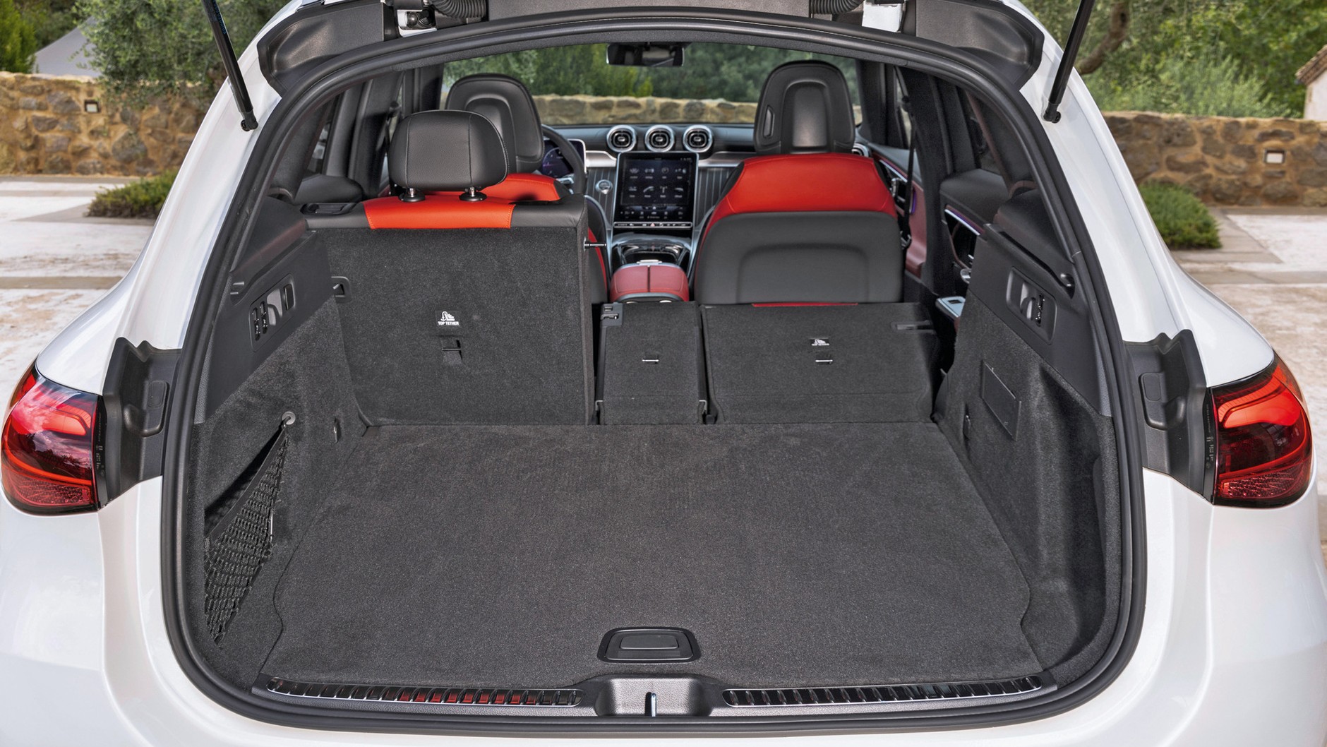 Bagażnik 620 l, maksymalnie 1680 l. Oparcie kanapy dzielone 40/20/40 i składane, zdalne otwieranie klapy. Oparcie w pozycji „towarowej”, o 10 st. bliżej pionu.