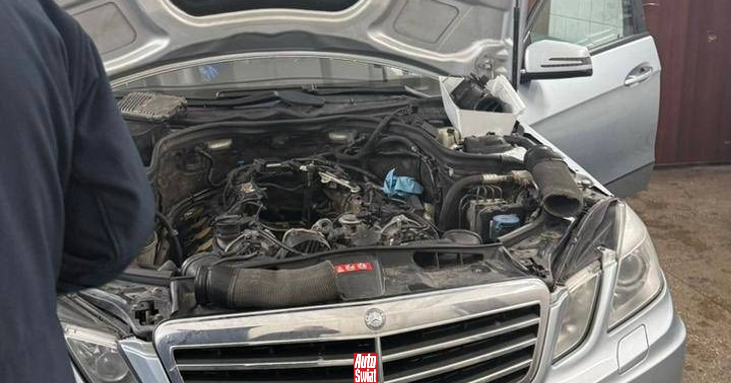 Celnicy znaleźli milion dolarów ukryty w Mercedesie. Jak do tego doszli? [Nagranie]