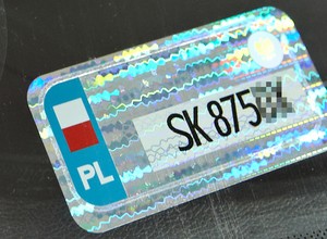 Ważne naklejki na szybie - kiedy dostaniesz mandat, jak uniknąć problemów?