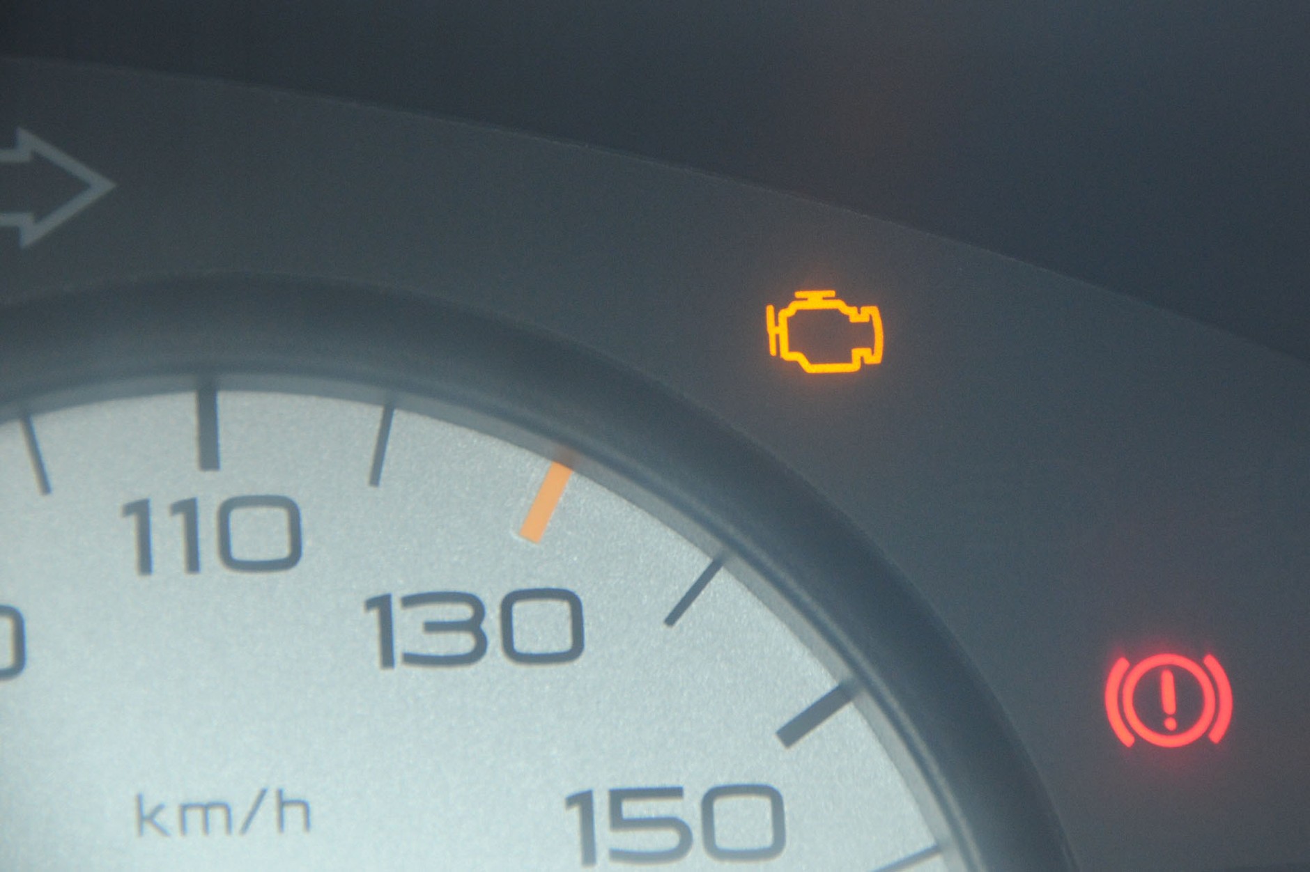 Świecące się kontrolki na desce rozdzielczej auta