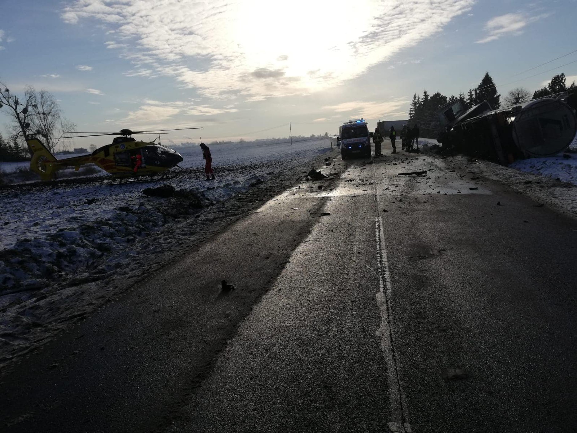Śmigłowiec Lotniczego Pogotowia Ratunkowego na miejscu zdarzenia