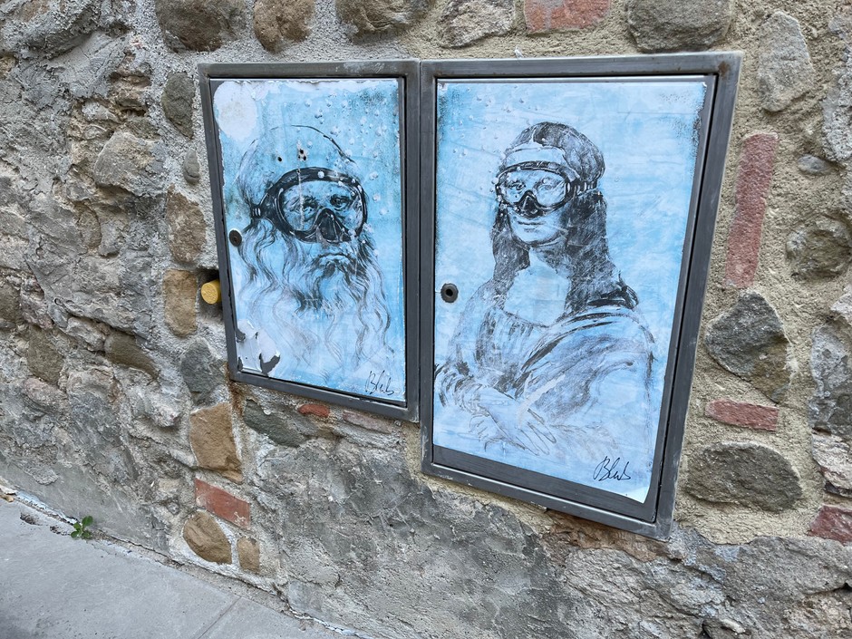 Sztuka uliczna to popularne zjawisko w toskańskich miastach. Tu akurat fantazja na temat Leonarda i Mona Lizy – oczywiście, w Vinci