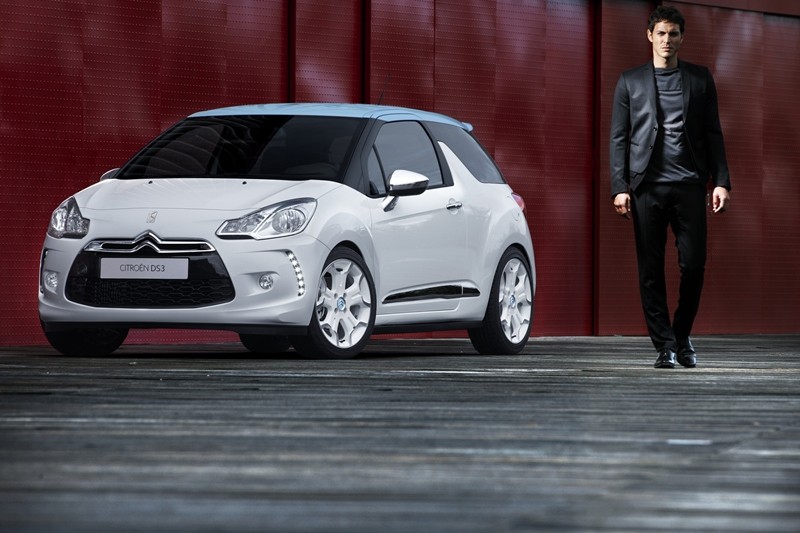 Mężczyzna i Citroen kuszą