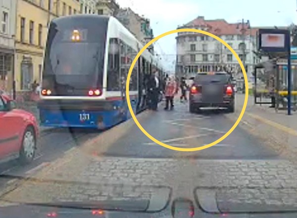 Nie zatrzymał się przed przystankiem wiedeńskim. Mijał pieszych jak tyczki [WIDEO]