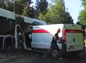 Samochód Poczty Polskiej wjechał w autobus, prowadząca go kobieta uciekła