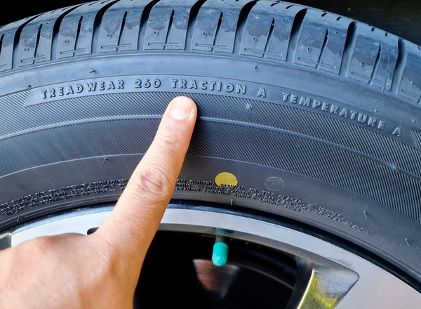 Kolorowe kropki i paski na oponach i felgach. Co oznaczają? Są różne kolory