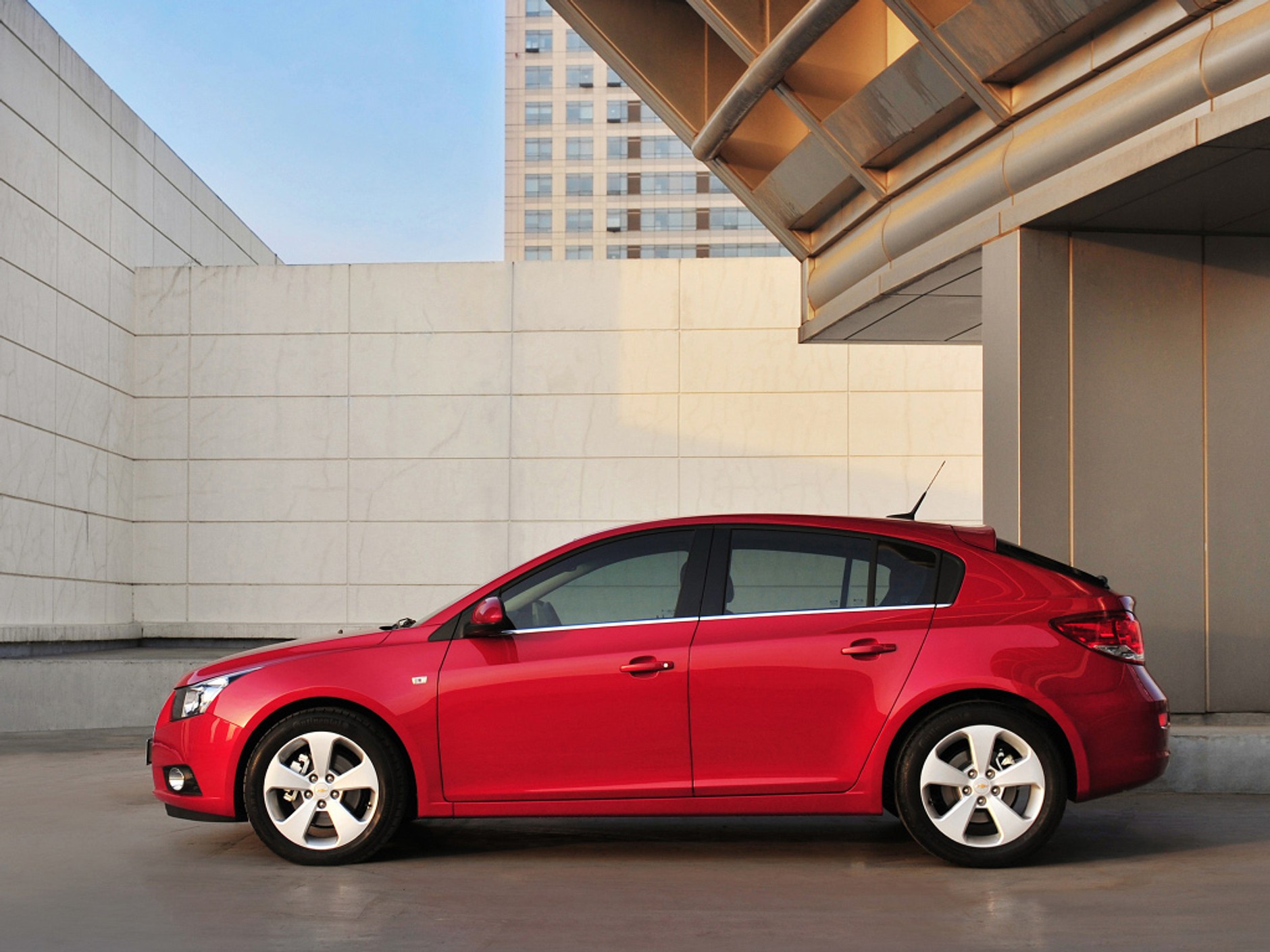 Produkcyjny Chevrolet Cruze hatchback na zdjęciach