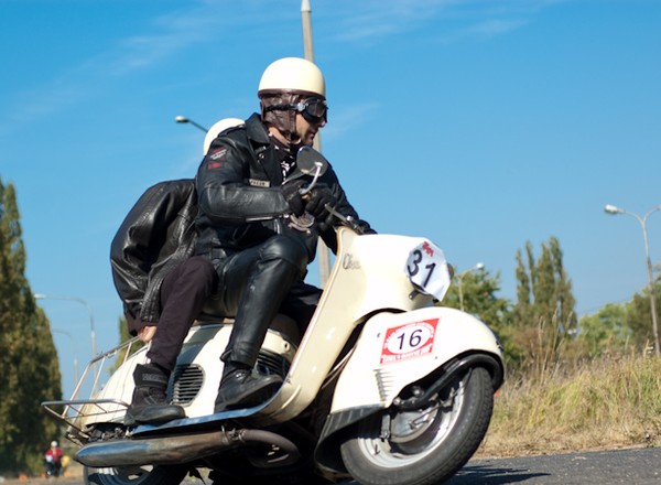 Polskie motocykle i samochody na torze FSO