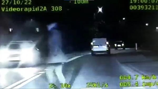 Zrobił to na oczach policji. Reakcja była natychmiastowa [WIDEO]