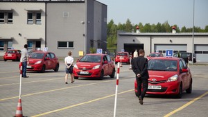 Parkowanie równoległe — jak prawidłowo je wykonać?