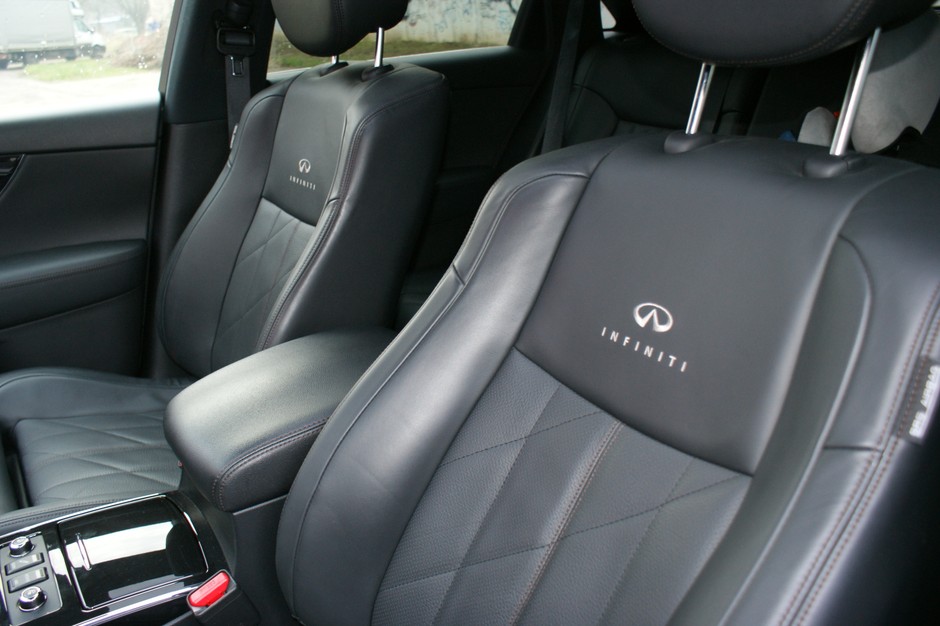 Infiniti QX70 S