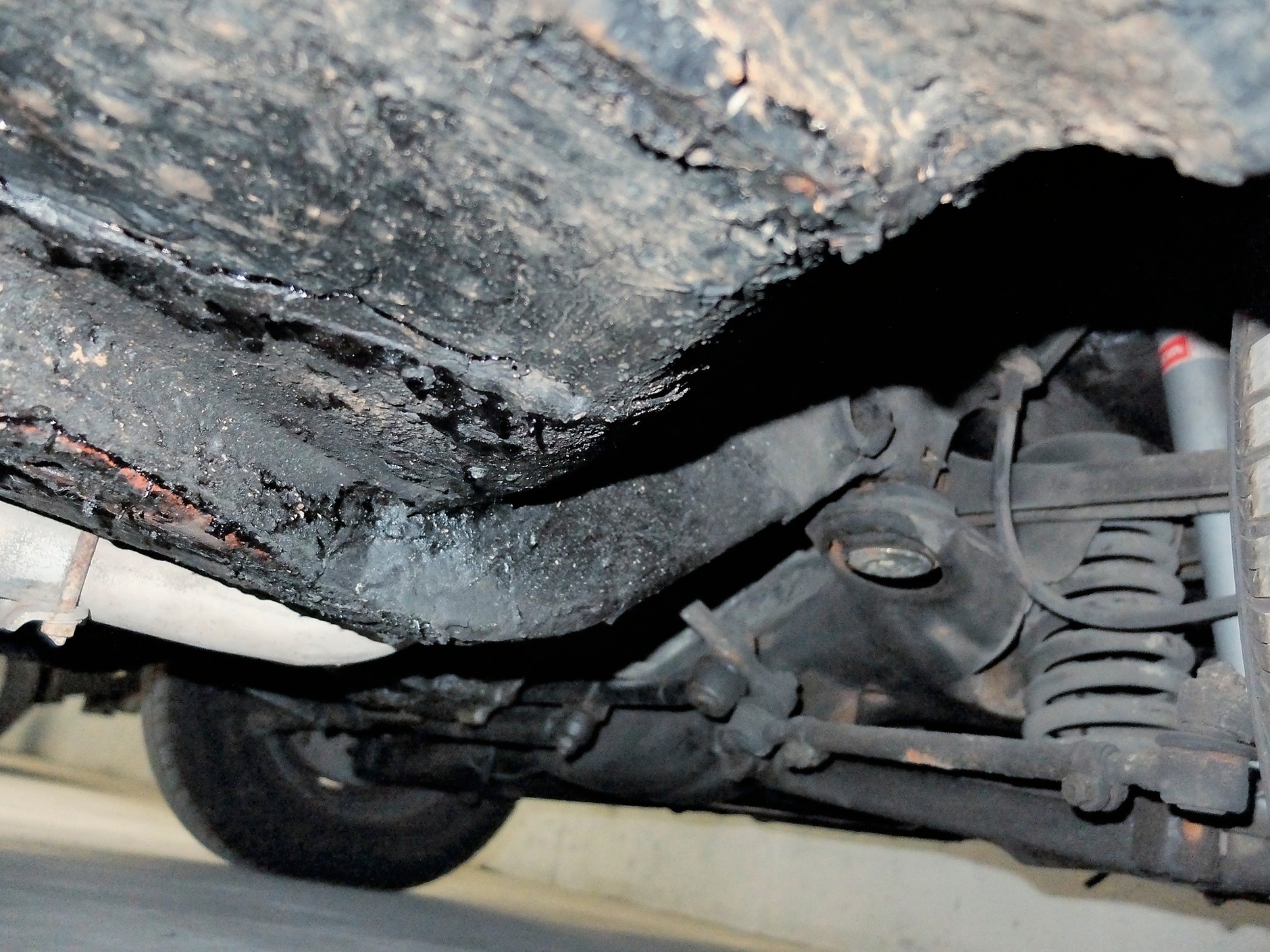 Korozji nie widać, ale nie dlatego, że jej nie ma, ale przez to, że ktoś przykrył ją smołą.