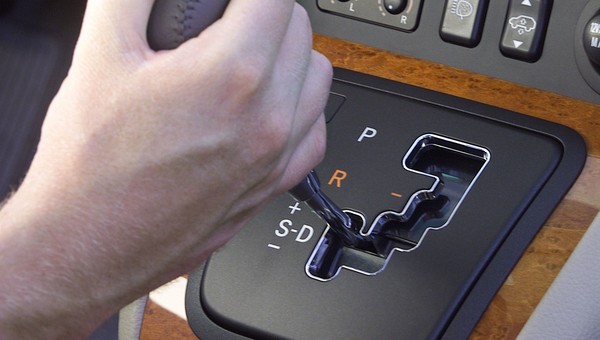 Czy bać się automatycznej skrzyni biegów? Wyjaśniamy fakty i mity związane z automatycznymi skrzyniami biegów