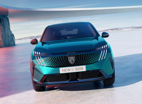 Pierwsze zdjęcia Peugeota E-3008 pokazują, że warto czekać na jego premierę