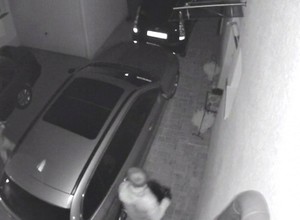 Nowa skuteczna metoda złodziei samochodów. Kradną auto i inne rzeczy. Nie chodzi o walizkę
