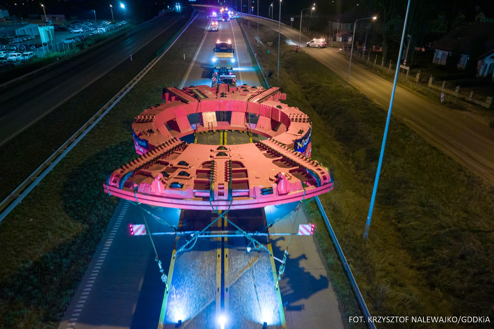 Transport elementów maszyny TBM widziany na drodze ekspresowej