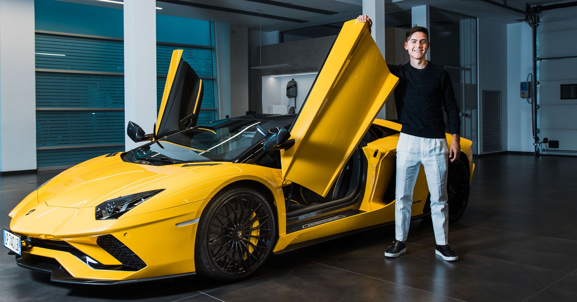 Paulo Dybala i jego nowy Aventador S
