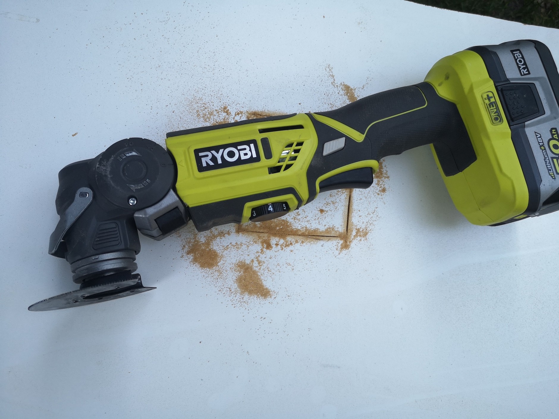 Narzędzie wielofunkcyjne: może być zasilane bateriami systemowymi albo z sieci 230 V. Obie opcje się sprawdzają