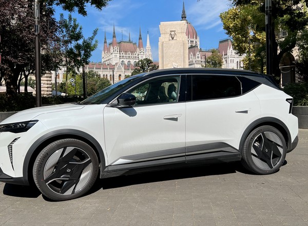 Renault Scenic E-Tech — nie dość, że SUV, to jeszcze elektryczny. Sprawdziłem, co zostało z dawnego rodzinnego vana
