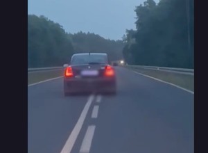 Policjanci ruszyli za kierowcą Skody. Dobrze, że udało im się go zatrzymać [WIDEO]