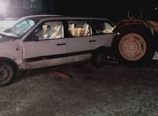 Chcieli odpalić traktor "na zaciąg". Nie przewidzieli jednego