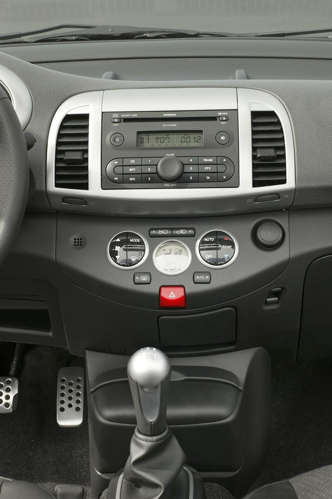 Świat zwariował: Nissan Micra C+C z Wlk. Brytanii do Japonii