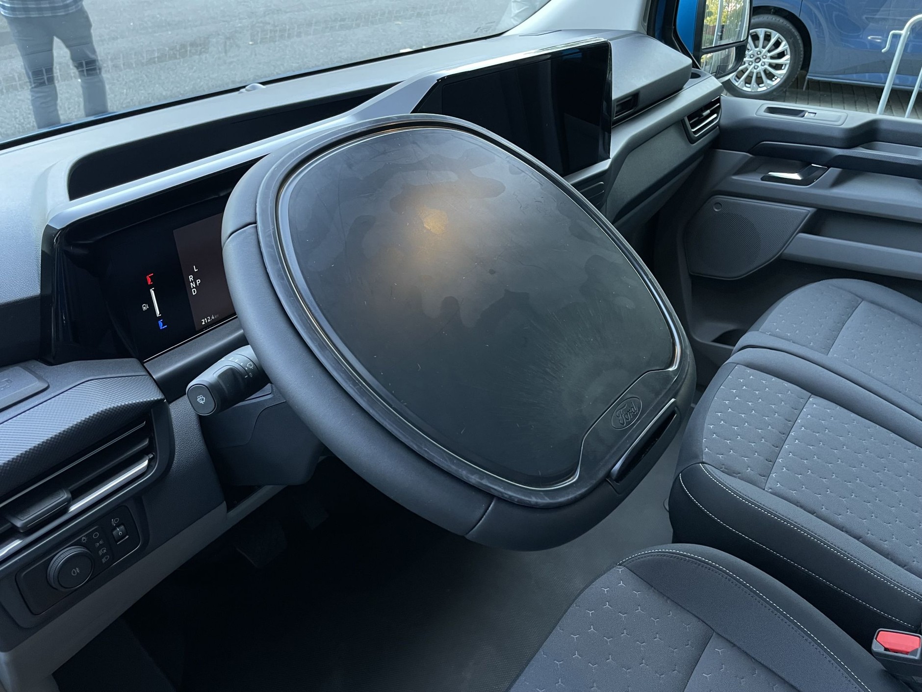 Składana kierownica w Fordzie E-Transicie Custom