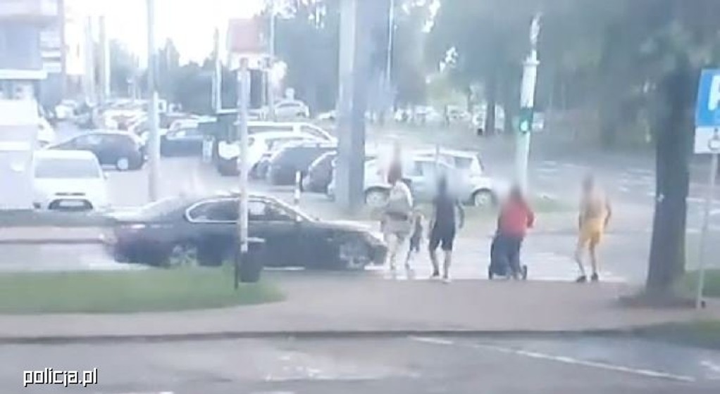 Kierowca BMW potrącił na przejściu kobietę z dzieckiem