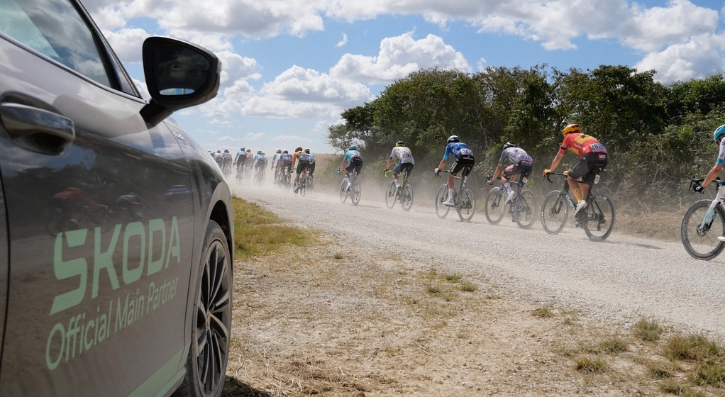 Na dystansie 200 km 9. etapu Tour de France jest 14 odcinków szutrowych. Kto jedzie z tyłu, ten oddycha pyłem