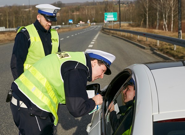 Czy policja powinna sprawdzać wzrok kierowców?