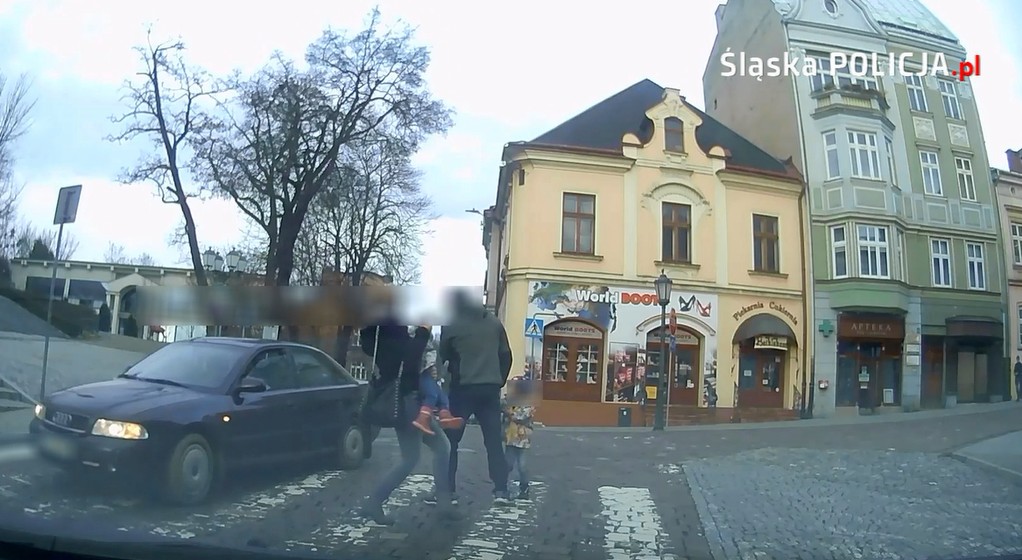 20-latek, który z impetem wjechał na przejście dla pieszych w Cieszynie, otrzymał wysoki mandat i punkty karne